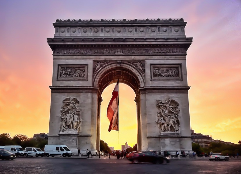 Arcul de triumf din Paris. Sursa foto: http://upload.wikimedia.org/wikipedia/commons/2/21/Arc_de_Triomphe_de_l'Etoile_-_14_Juillet_2011_-_Paris,_FRANCE.JPG