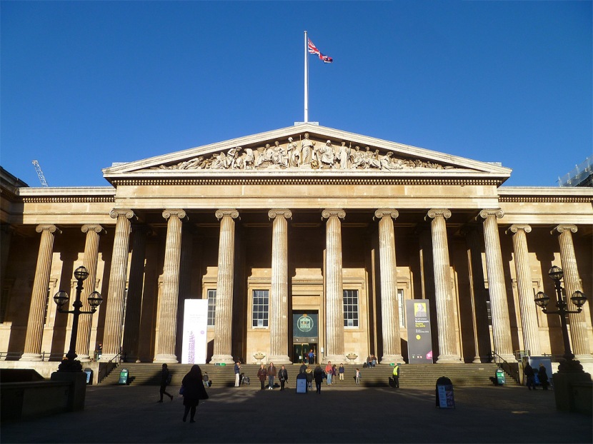 British Museum - Porticul de la intrarea principala. Foto: http://inthecountryofheaven.files.wordpress.com/2012/11/p1060444.jpg