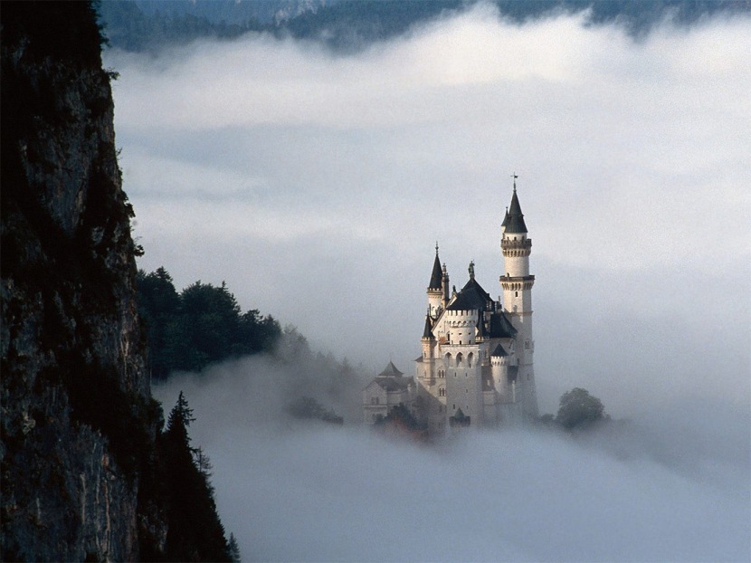 Neuschwanstein plutind deasupra norilor. Foto: http://2.bp.blogspot.com/-fHGFleTGmOQ/USsLL1WJuBI/AAAAAAAANrU/EmMPMxK6GIM/s1600/Neuschwanstn+Castle+(2).jpg